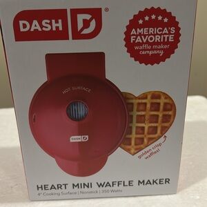 NIB Dash HEART Mini Waffle Maker nonSTICK 4" Cooking Surface 350Watts w/ recipes
